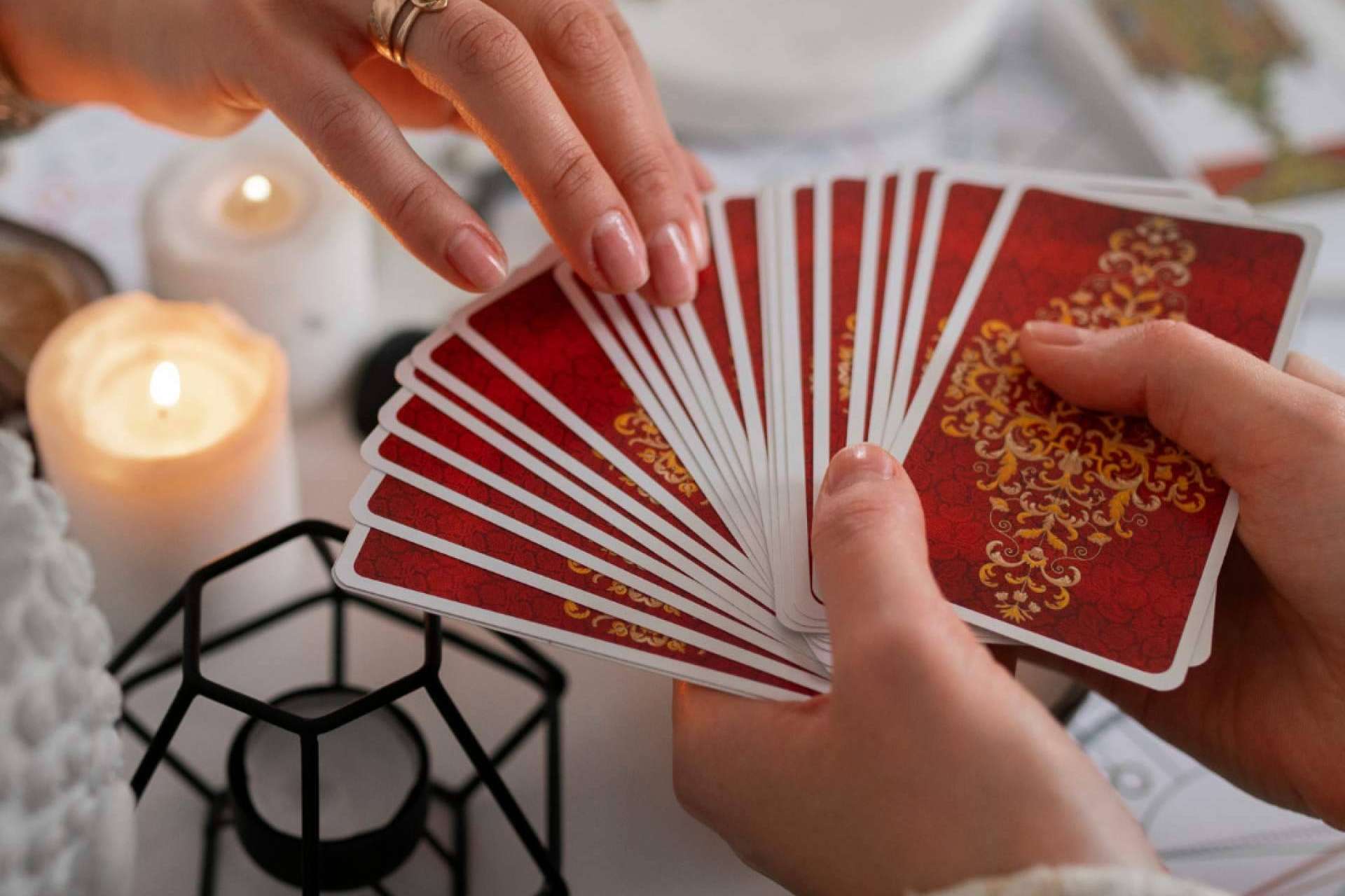 Tarot Orula ofrece consultas de tarot telefónico con videntes y tarotistas experimentados
