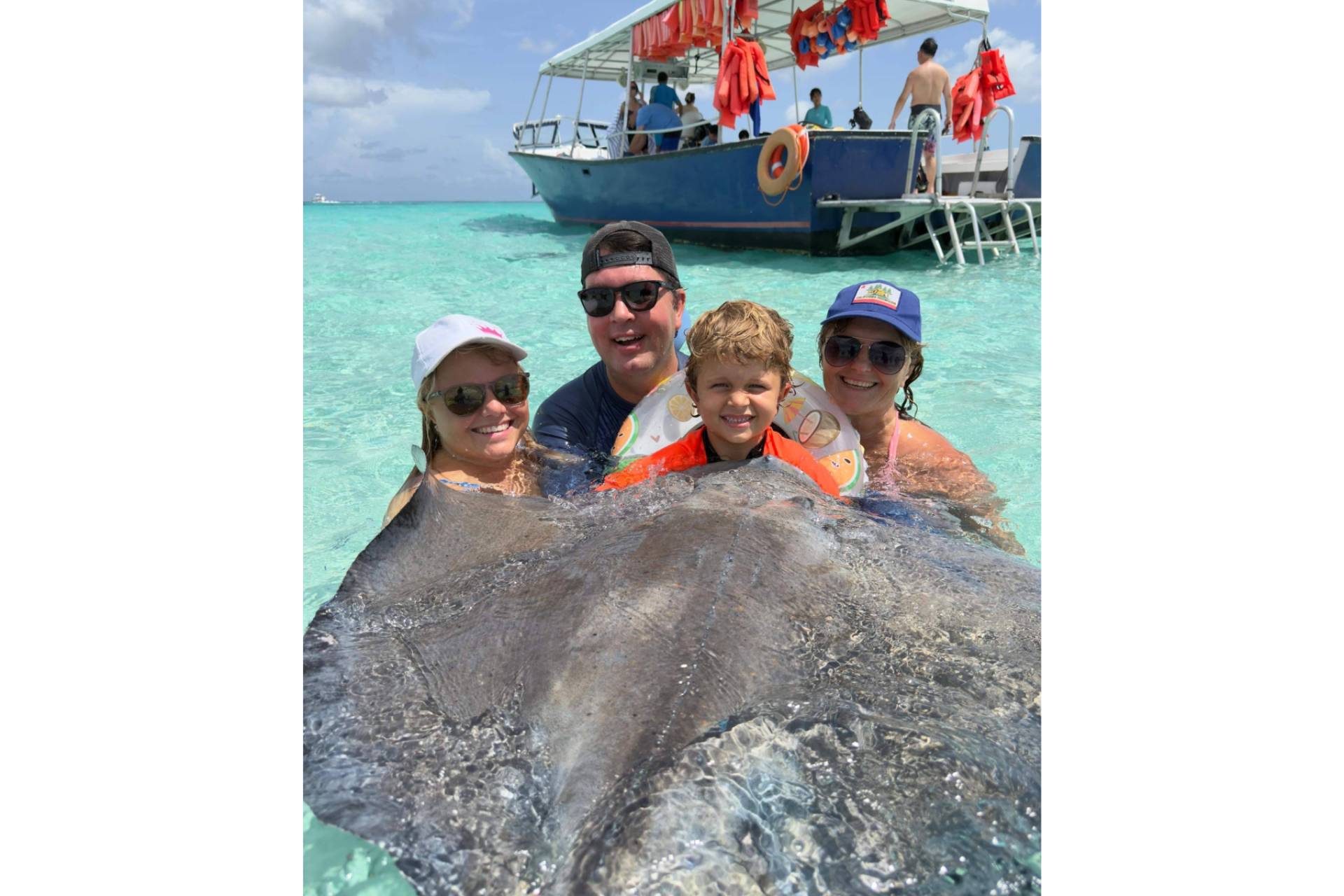 Family excursion with stingrays, snorkeling and Starfish Beach; a unique experience in the Cayman Islands