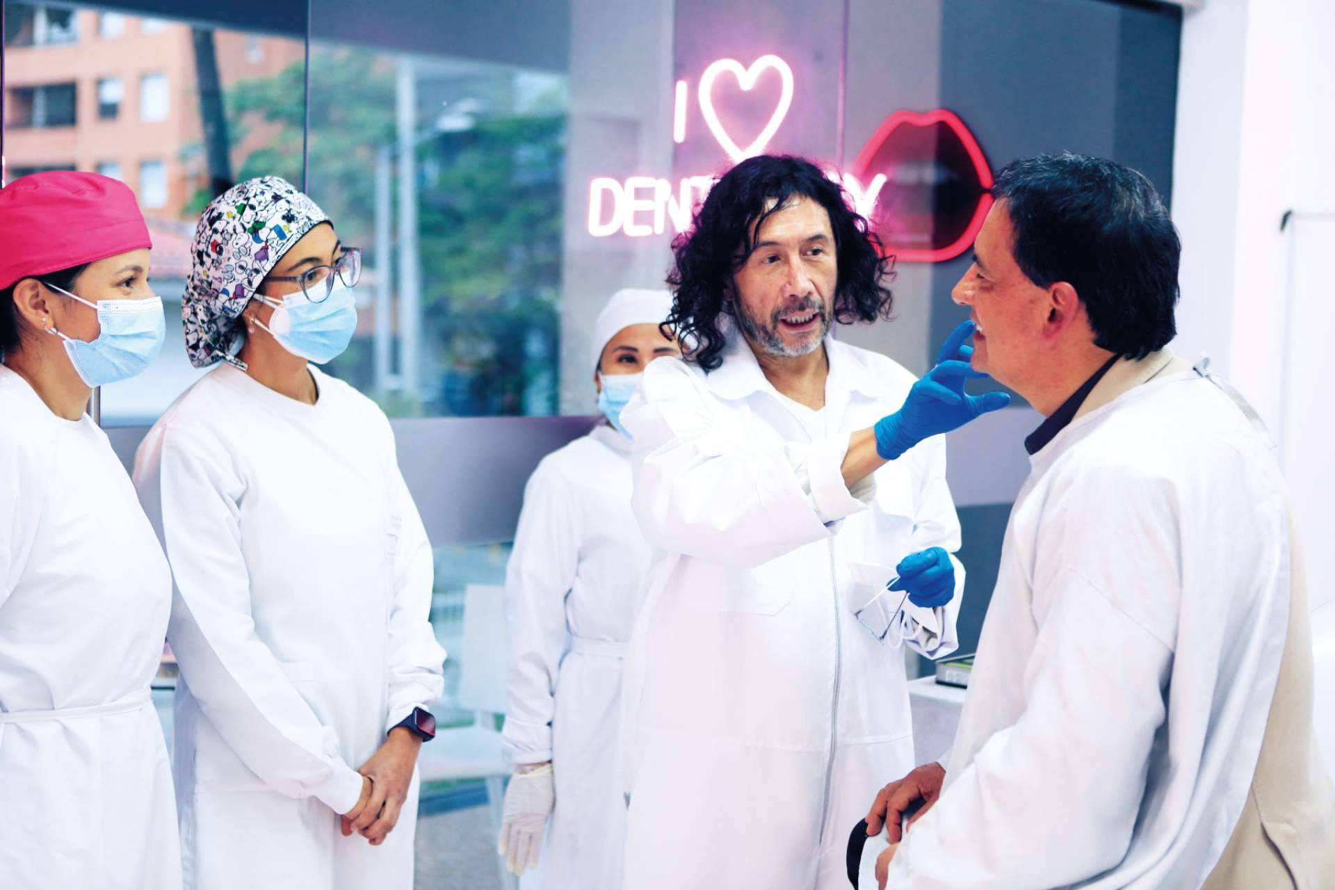 Marlon Becerra offers aesthetic treatments and dental implants in Colombia backed by over 35 years of experience