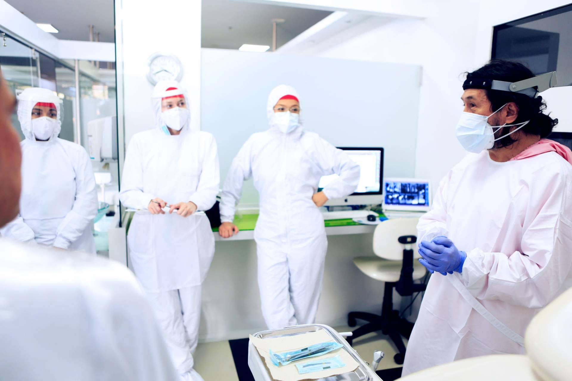 High-precision dental implants in Colombia by Marlon Becerra, where aesthetics meets functionality